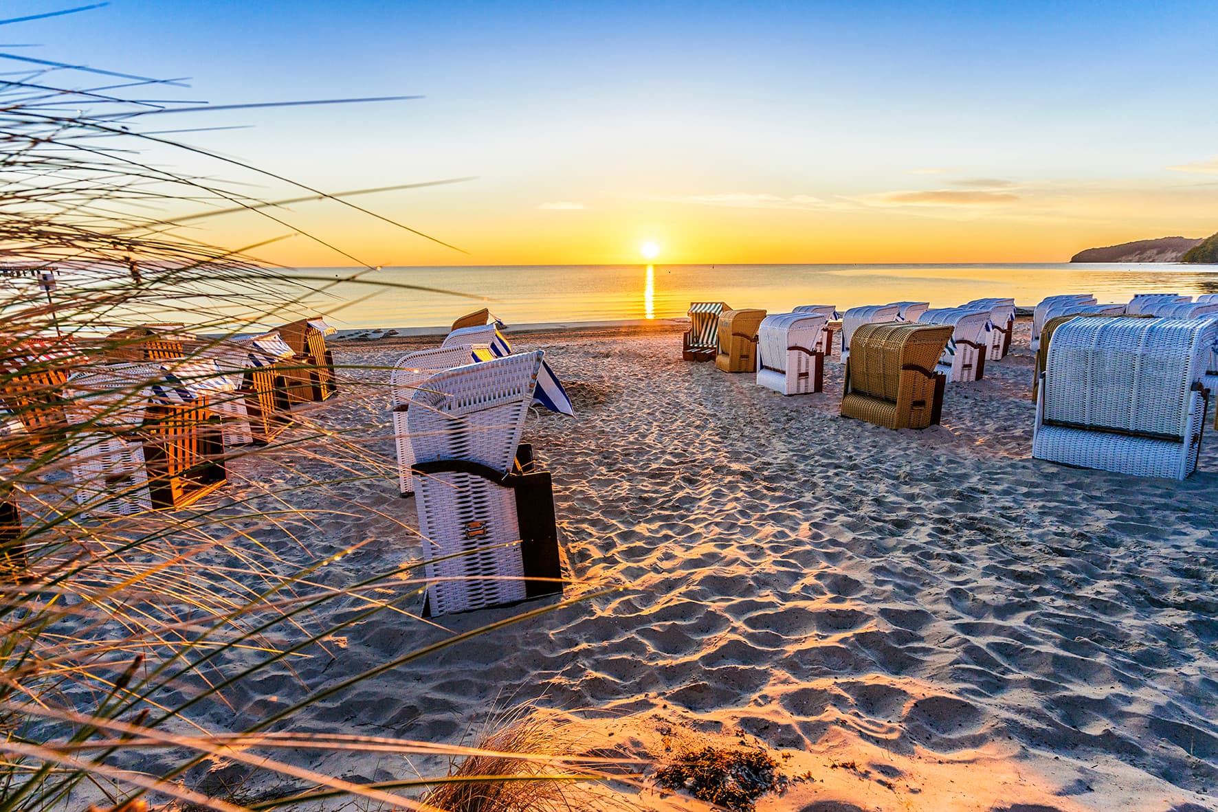Discover the Baltic¿s most beautiful landscapes on a port-to-port cruise. Between unspoilt nature and cities full of character. (port-to-port cruise)