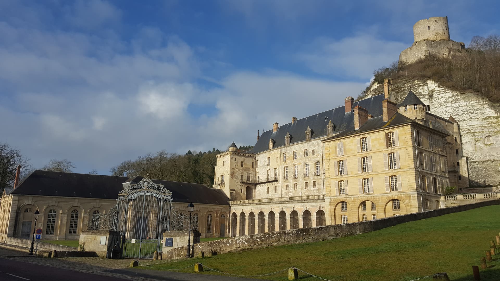 From Paris, the City of Light, to the shores of Normandy, a festive and gourmet cruise on the Seine aboard a paddlewheel boat (port-to-port cruise)