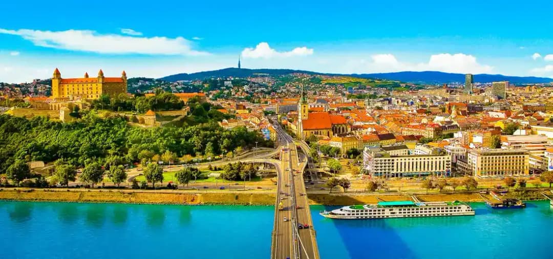 Slovaquie Danube Bratislava rive bateau CroisiEurope